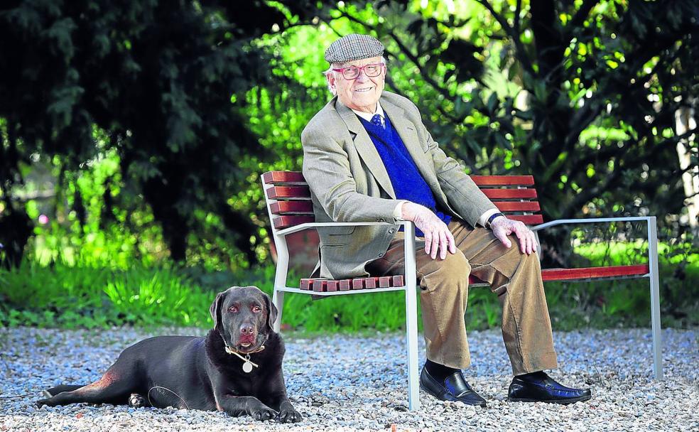 Miguel Milá posa en su casa de Esplugues de Llobregat junto a su perra 'Greta'. 