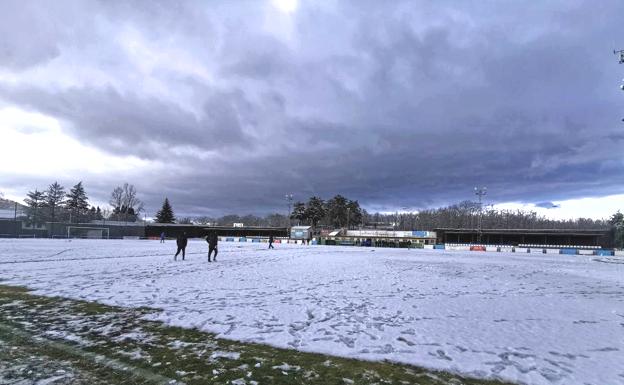 Nieve en el campo de fútbol de El Hospital, en La Granja de San Ildefonso.