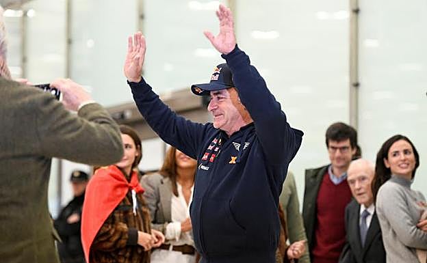 Carlos Sainz saluda a los aficionados en el aeropuerto de Barajas. 
