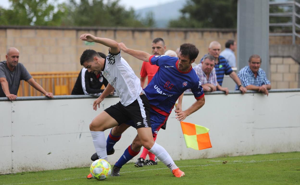 Una acción de la primera vuelta entre el Amorebieta y el Salamanca CFUDS. 