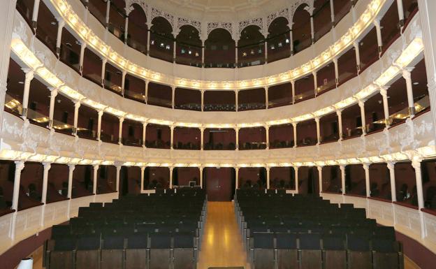 Imagen del escenario, el patio de butacas y los palcos del Teatro Principal de Palencia.