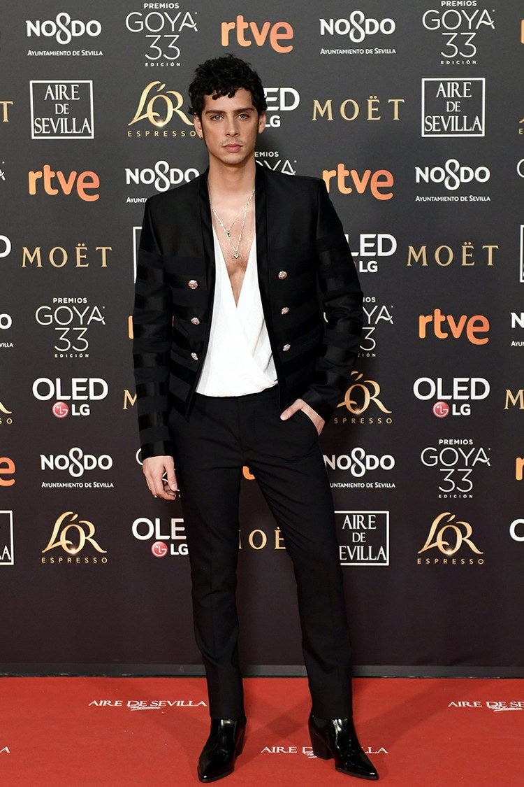 Eduardo Casanova, siempre transgresor, reivindicó el 'escotazo' masculino en los Goya de 2019. Su diseño de Balmain -con blusa abierta, pantalón entallado, botines y chaqueta abierta con correas- no dejó a nadie indiferente. Eso sí, para gustos, colores.