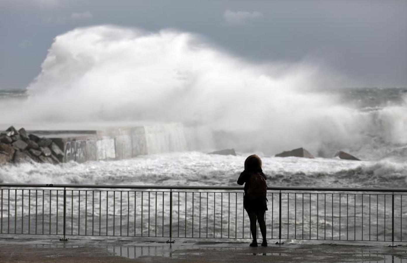 Olas en la Barceloneta (Barcelona). 