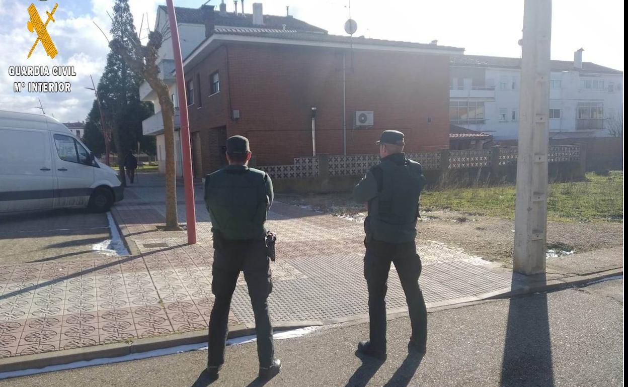 Dos guardias civiles, durante un operativo en la provincia de Palencia.