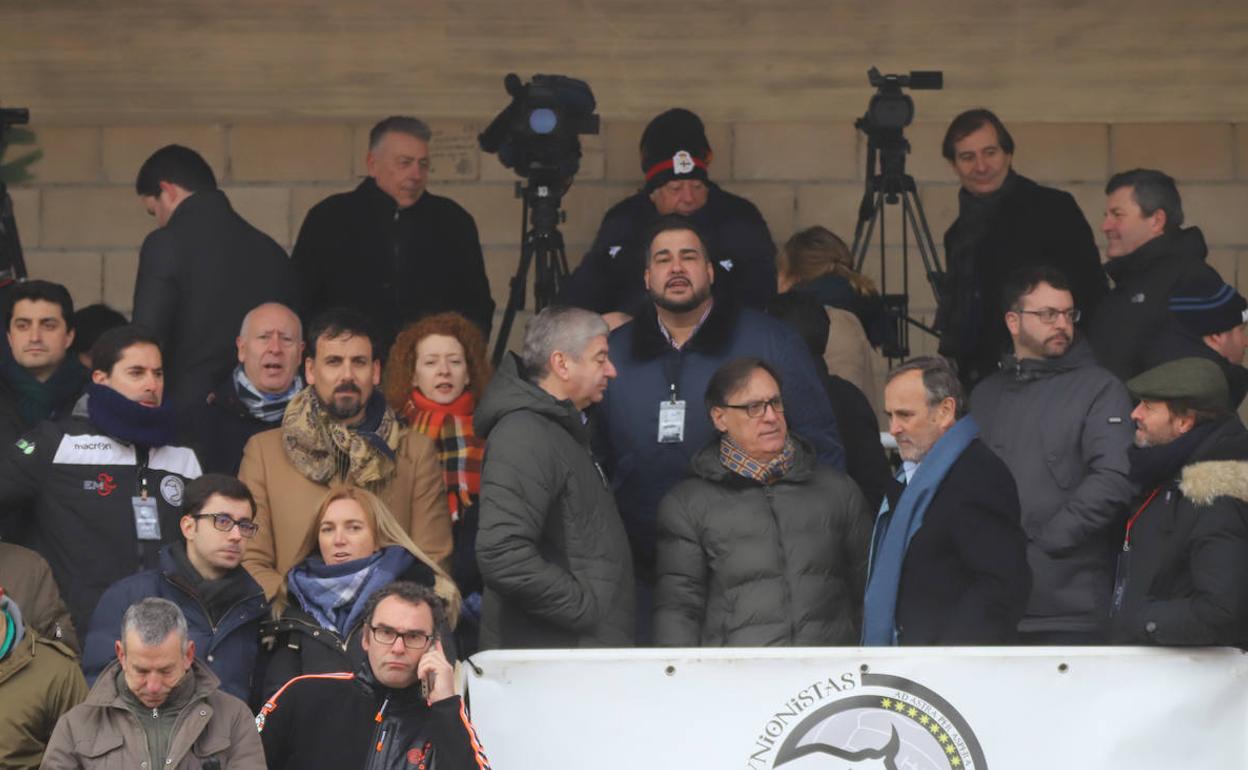 Palco de Las Pistas ante el Deportivo.