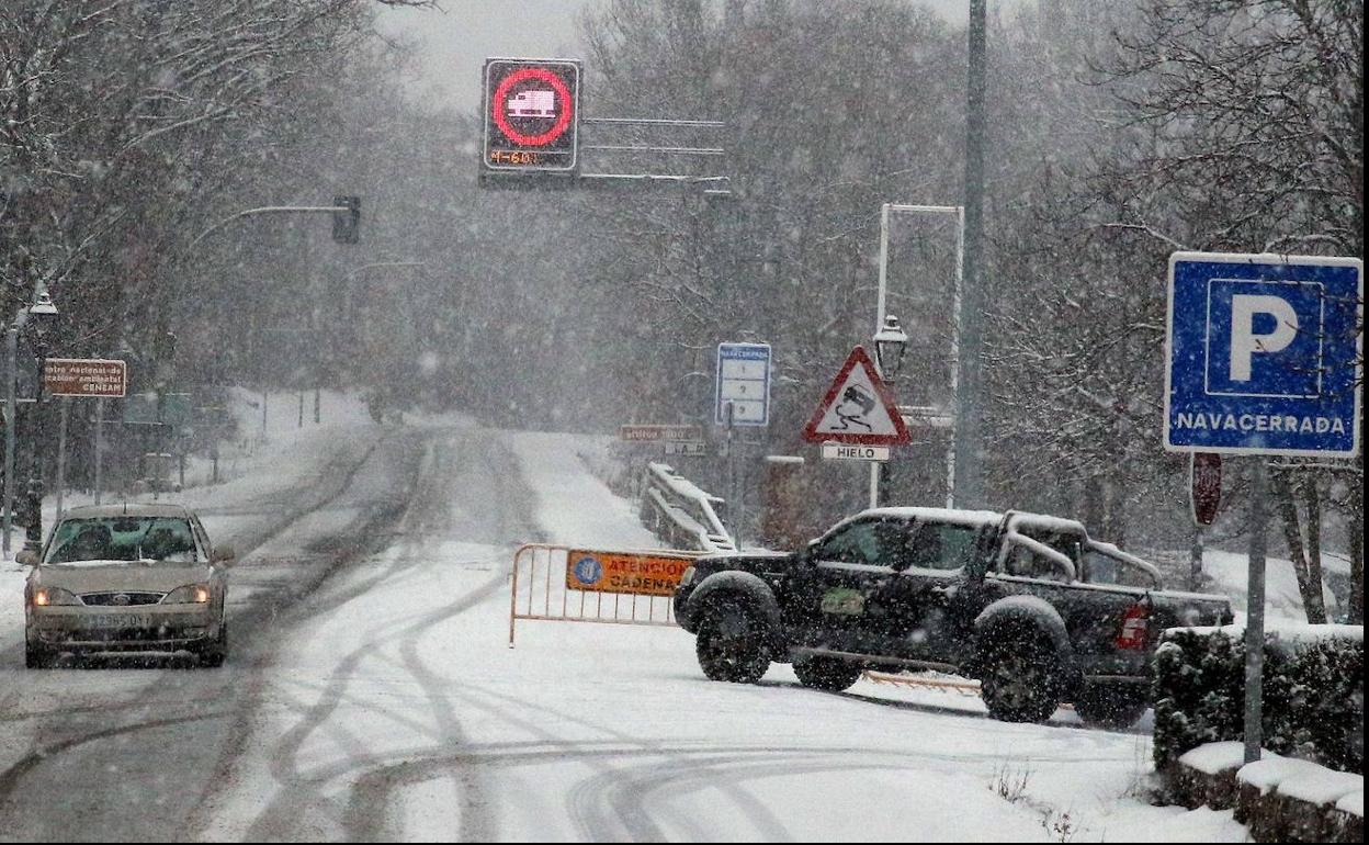 Restricciones en el acceso al puerto de Navacerrada desde La Granja, este lunes. 