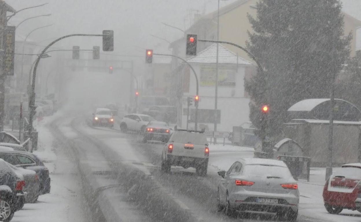 Dos transeúntes abrigados para combatir el frío este lunes en Segovia. 