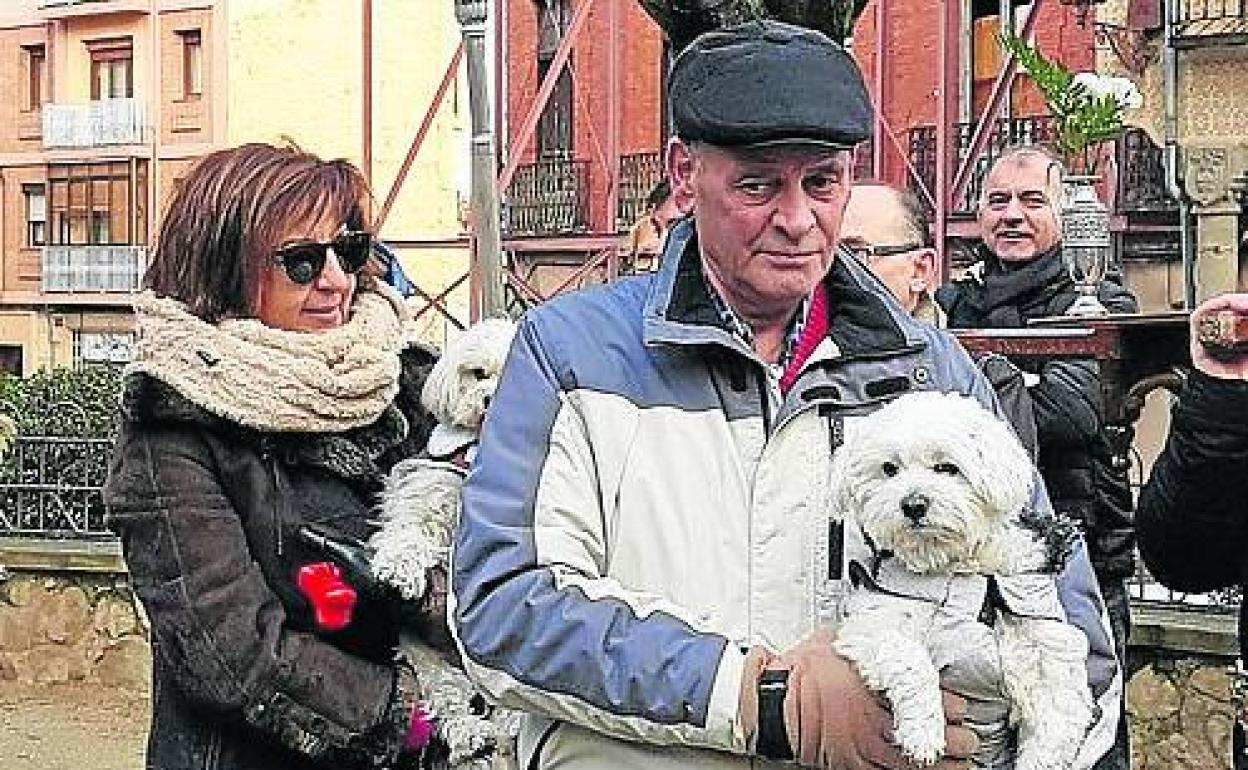 Con los perros en brazos tras recibir la bendición en la iglesia de Santa Eulalia en Segovia. 