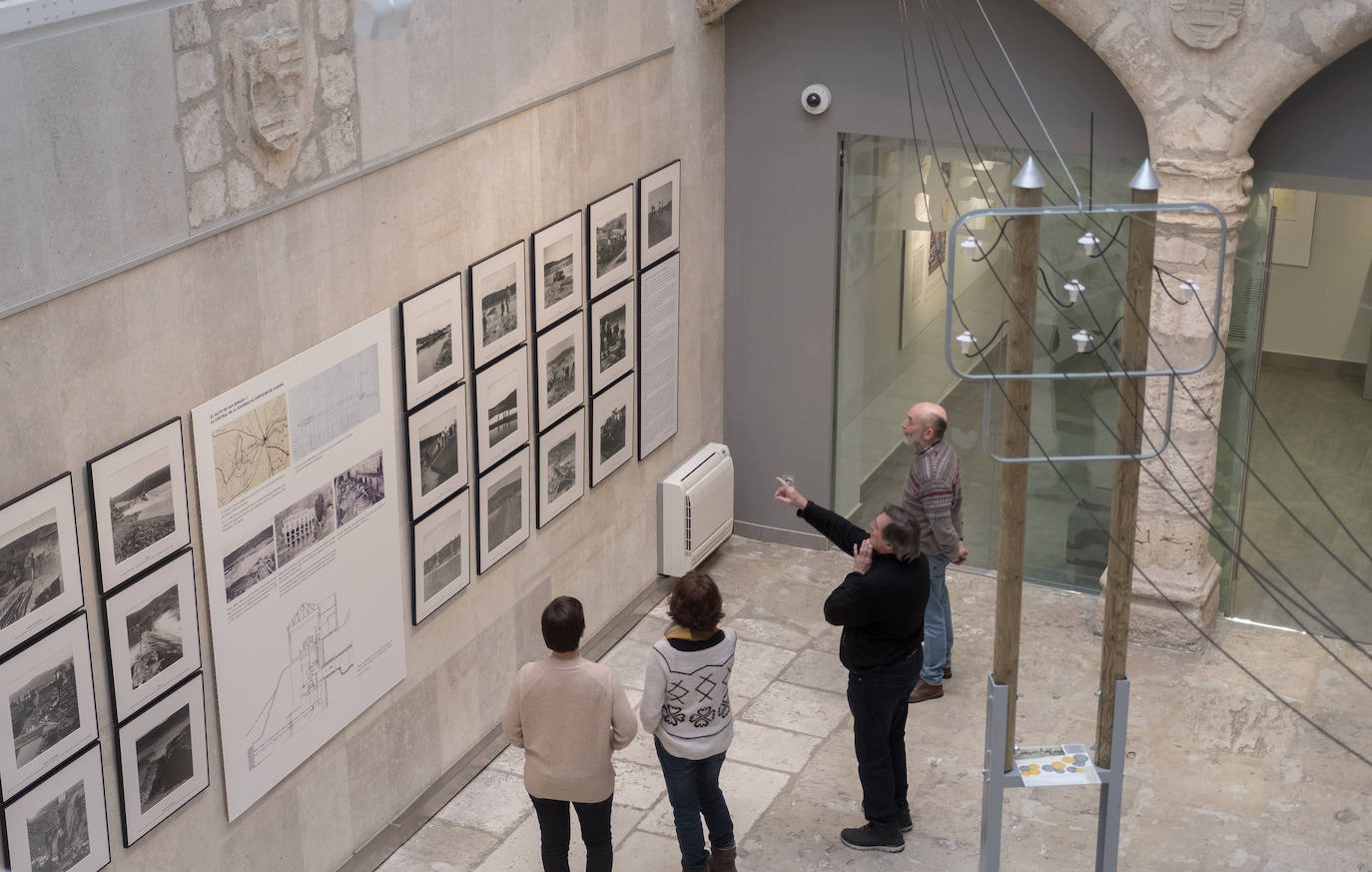 Varios visitantes, en la exposición 'La década que iluminó Valladolid'. 