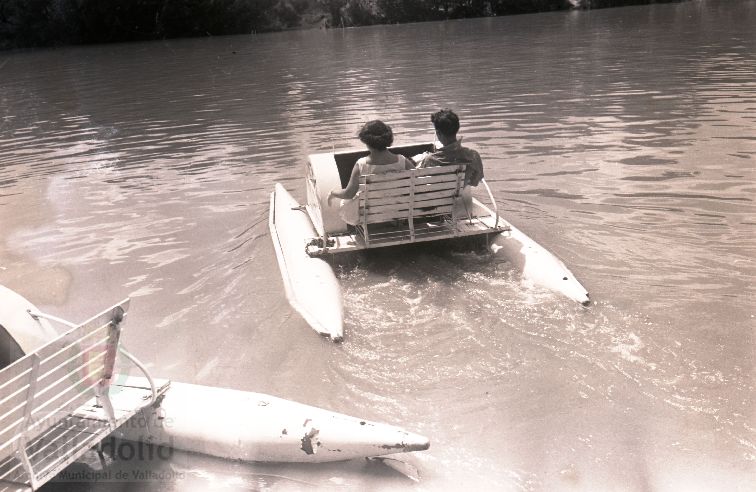 El 15 de agosto de 1958 tenía lugar en el río Pisuerga, frente a la piscina Samoa, la bendición e inauguración de los patines acuáticos 'Kometa' | Al acto asistieron al alcalde accidental señor Bulnes y otras autoridades