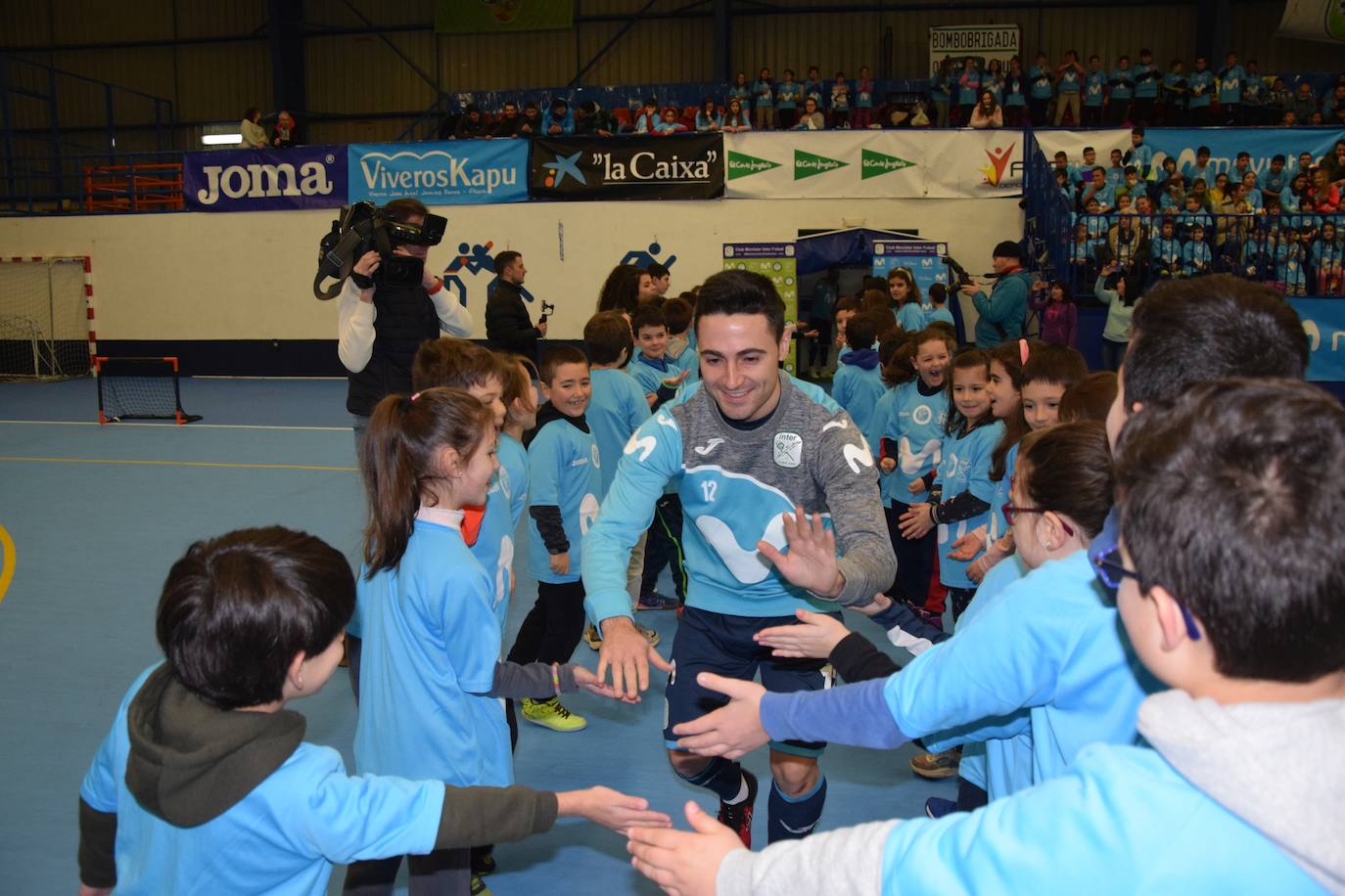 Medio millar de escolares disfrutaron de sus ídolos en la Bombonevera. 