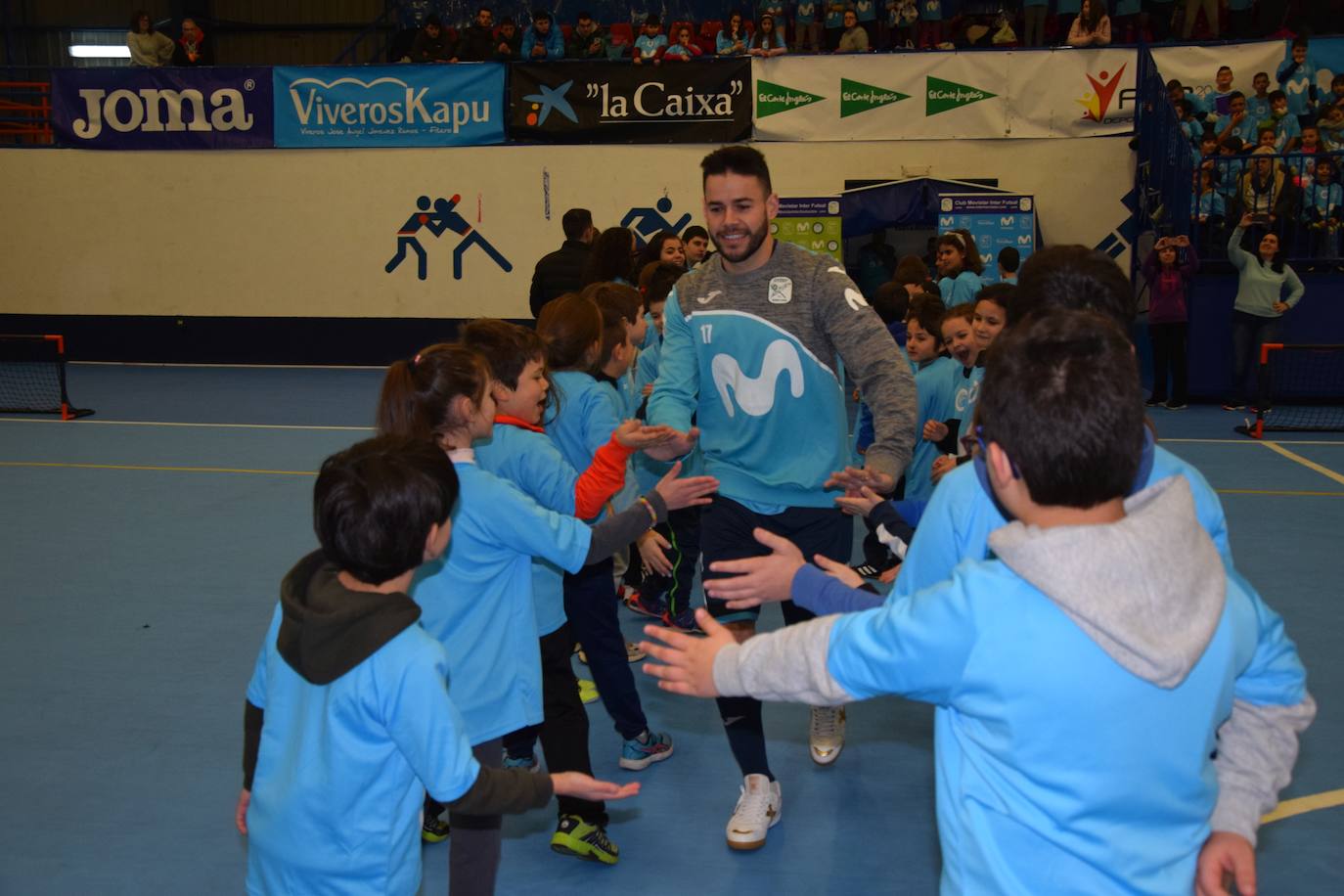 Medio millar de escolares disfrutaron de sus ídolos en la Bombonevera. 