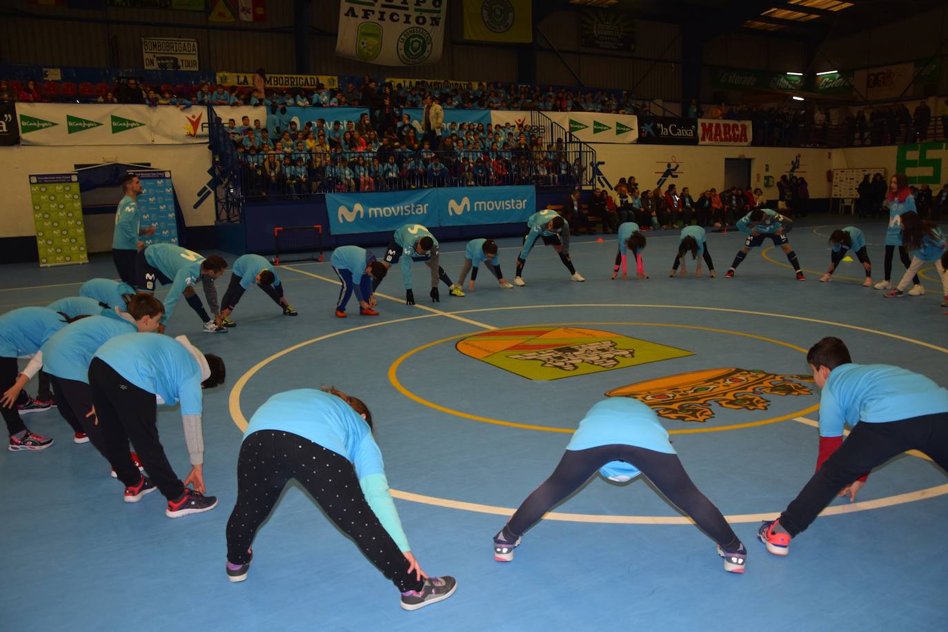 Medio millar de escolares disfrutaron de sus ídolos en la Bombonevera. 