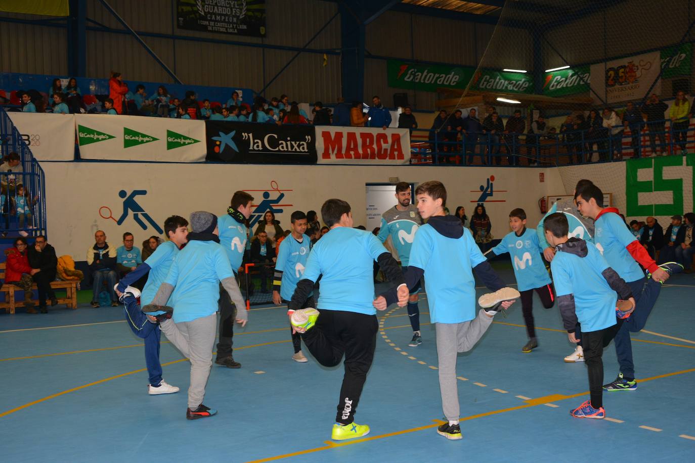 Medio millar de escolares disfrutaron de sus ídolos en la Bombonevera. 