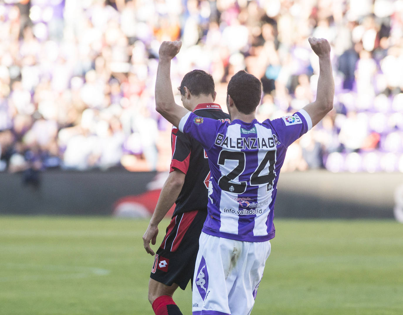 Balenziaga alza los brazos para celebrar la victoria del Real Valladolid ante el Deportivo de La Coruña.