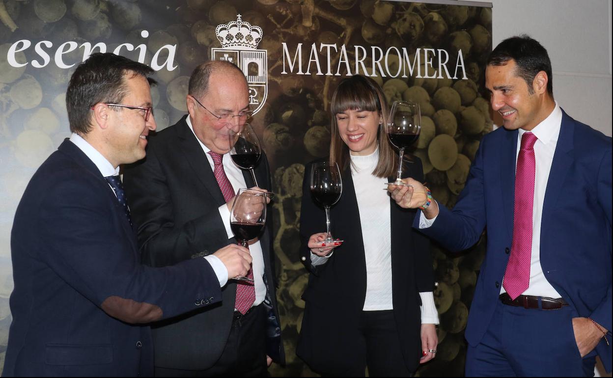 Brindis de Alberto Guadarrama, Carlos Moro, María Sevillano y Roberto Sanz, en la presentación del proyecto 'Matarromera Esencia'. 