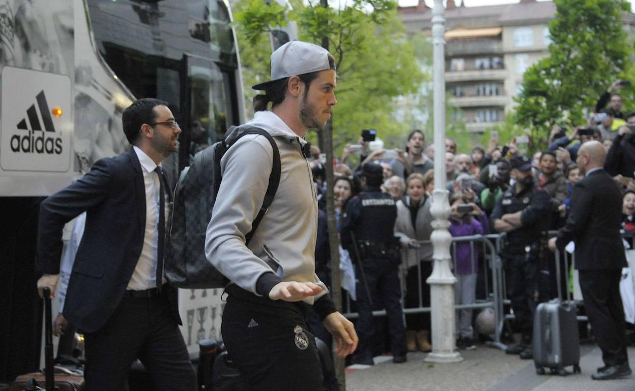 Bale sale del autocar del Madrid en un viaje del equipo.