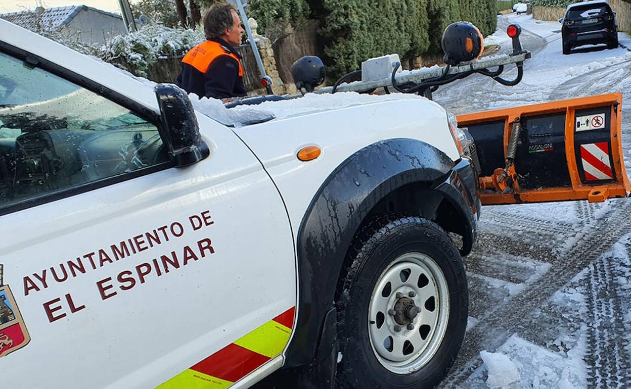 Un miembro de Protección Civil de El Espinar durante el operativo para combatir la nevada.