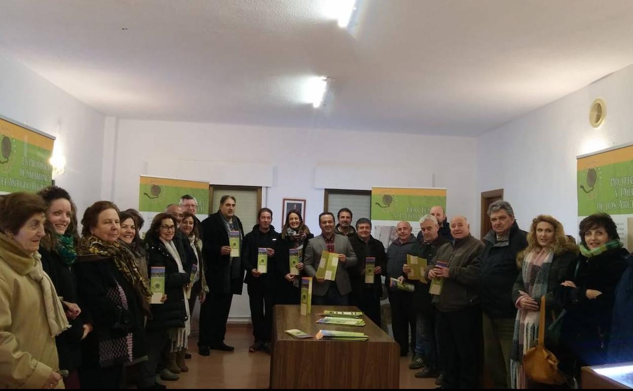 Autoridades y vecinos durante la inauguración de la exposición. 