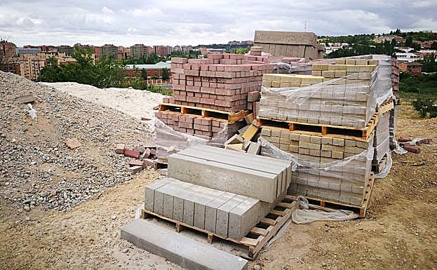 Material de obra acumulado junto a la calle Peninsular, con los trabajos parados, en junio de 2019. 