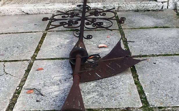 La veleta de la iglesia de Mata de Cuéllar, en el suelo tras ser arrancada por el viento. 