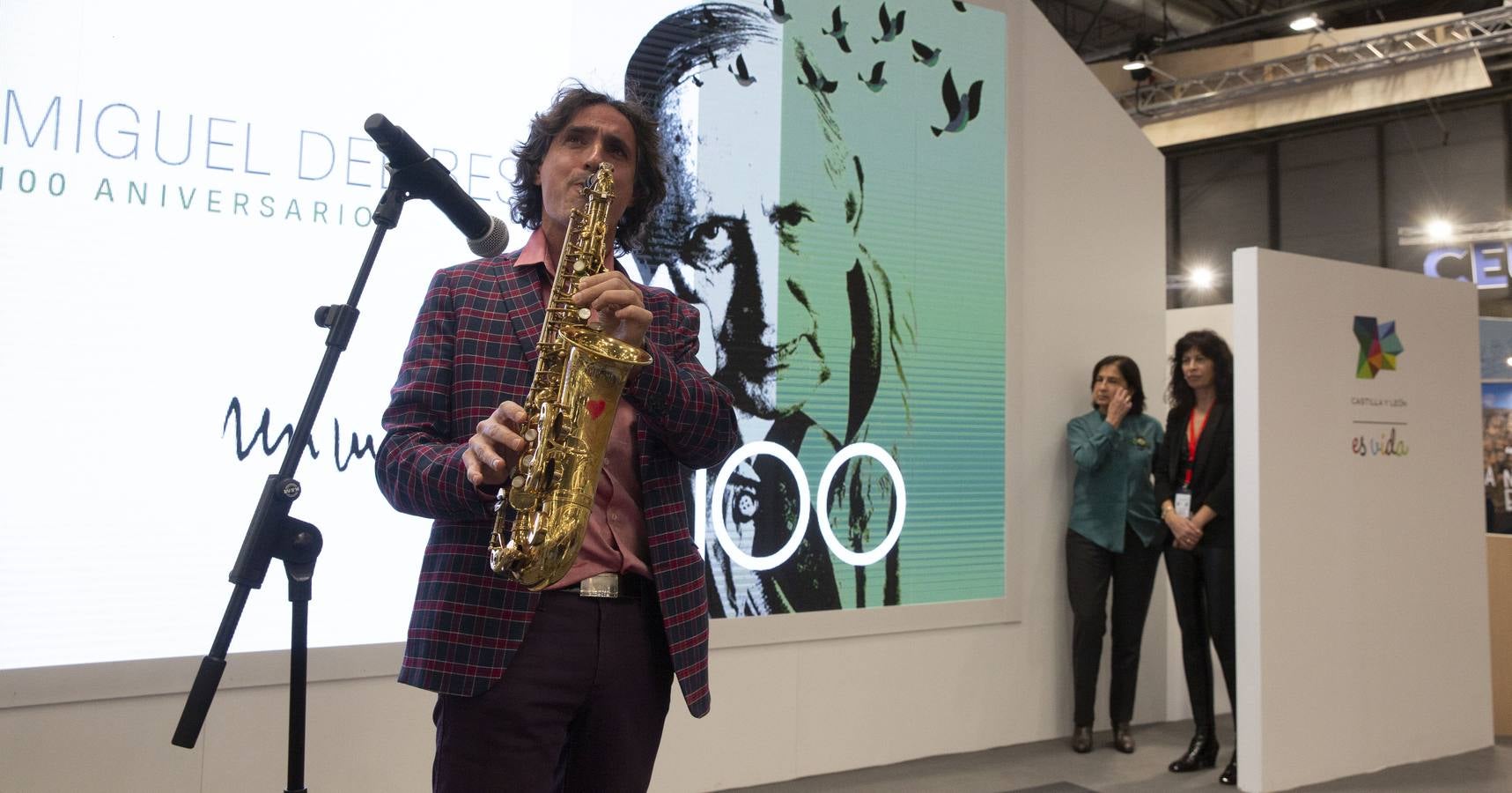 La ciudad celebra el centenario del nacimiento del literato y aprovecha esta efeméride para destacar las palabras de Delibes y su «exquisita descripción» de Valladolid, la provincia y sus gentes