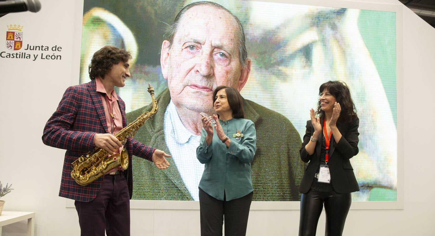 La ciudad celebra el centenario del nacimiento del literato y aprovecha esta efeméride para destacar las palabras de Delibes y su «exquisita descripción» de Valladolid, la provincia y sus gentes