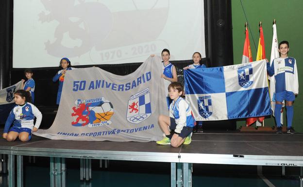 Pequeños deportistas del club posan con banderas con sus emblemas.