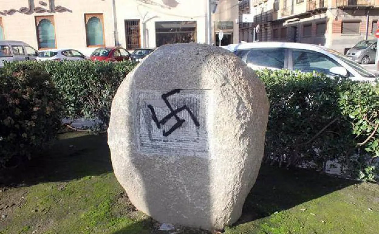 Esvástica pintada sobre el hueco dejado por la placa arrancada en el monolito del jardín de Los Huertos. 