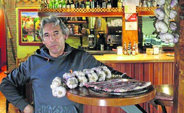 Eusebio Baños Espeso, propietario del restaurante asador La Alcazaba