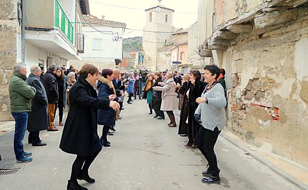 Los vecinos bailan a la Virgen, este viernes en Cevico Navero. 