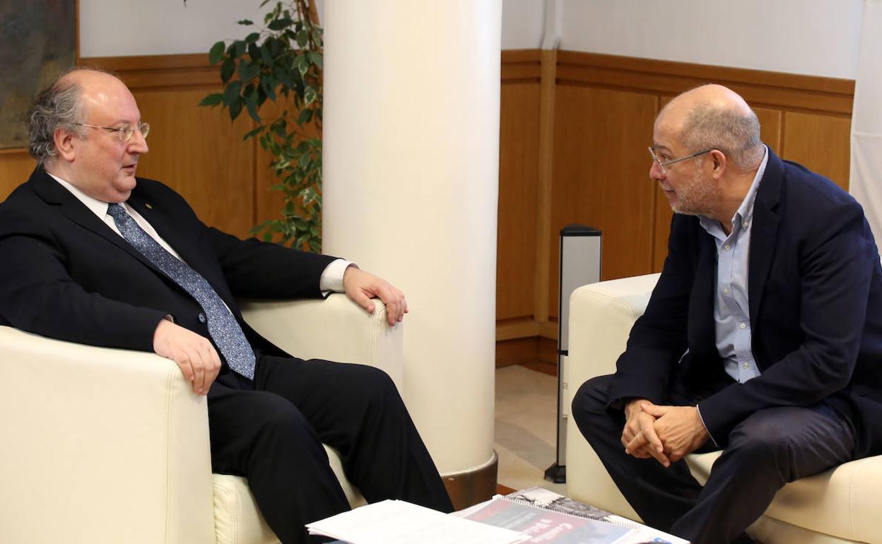 El vicepresidente, portavoz y consejero de Transparencia, Ordenación del Territorio y Acción Exterior, Francisco Igea, se reúne con el presidente del Consejo Económico y Social de Castilla y León, Enrique Cabero.