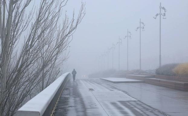 Parque Ribera de Castilla, de Valladolid, con niebla.