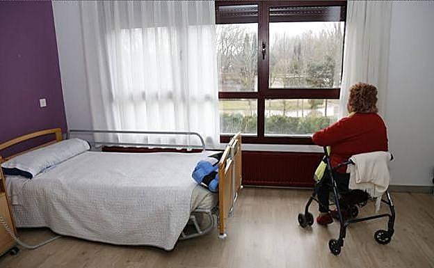 Una residente, en su habitación residencial. :: 