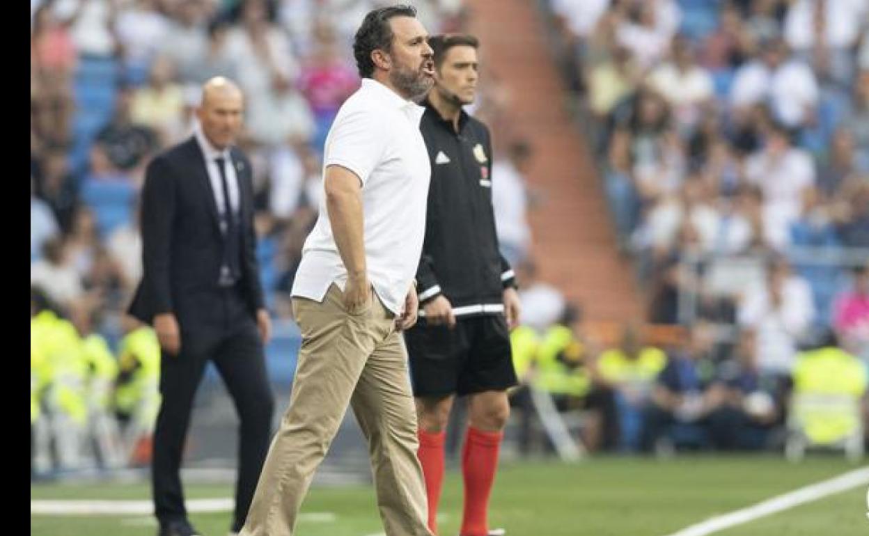 Sergio se dirige a uno de sus jugadores en el partido disputado en el Bernabéu. 