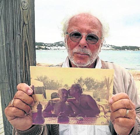 El pequeño Siegfreid Meir, ya convertido en Navazo, muestra una imagen con Saturnino, su padre burgalés, que le adopto en los campos de concentración.