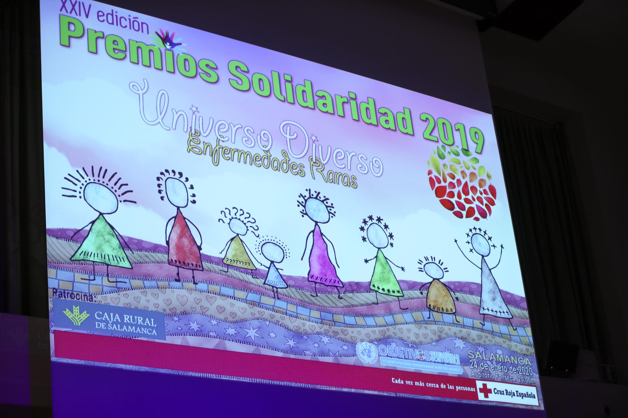 Cruz Roja Salamanca celebró ayer una accidentada XXIV edición de sus Premios Solidaridad. La gala, que fue interrumpida por una alerta de incendio que se quedó en un susto, fue presentada por el periodista y presentador de televisión Javier Gallego.