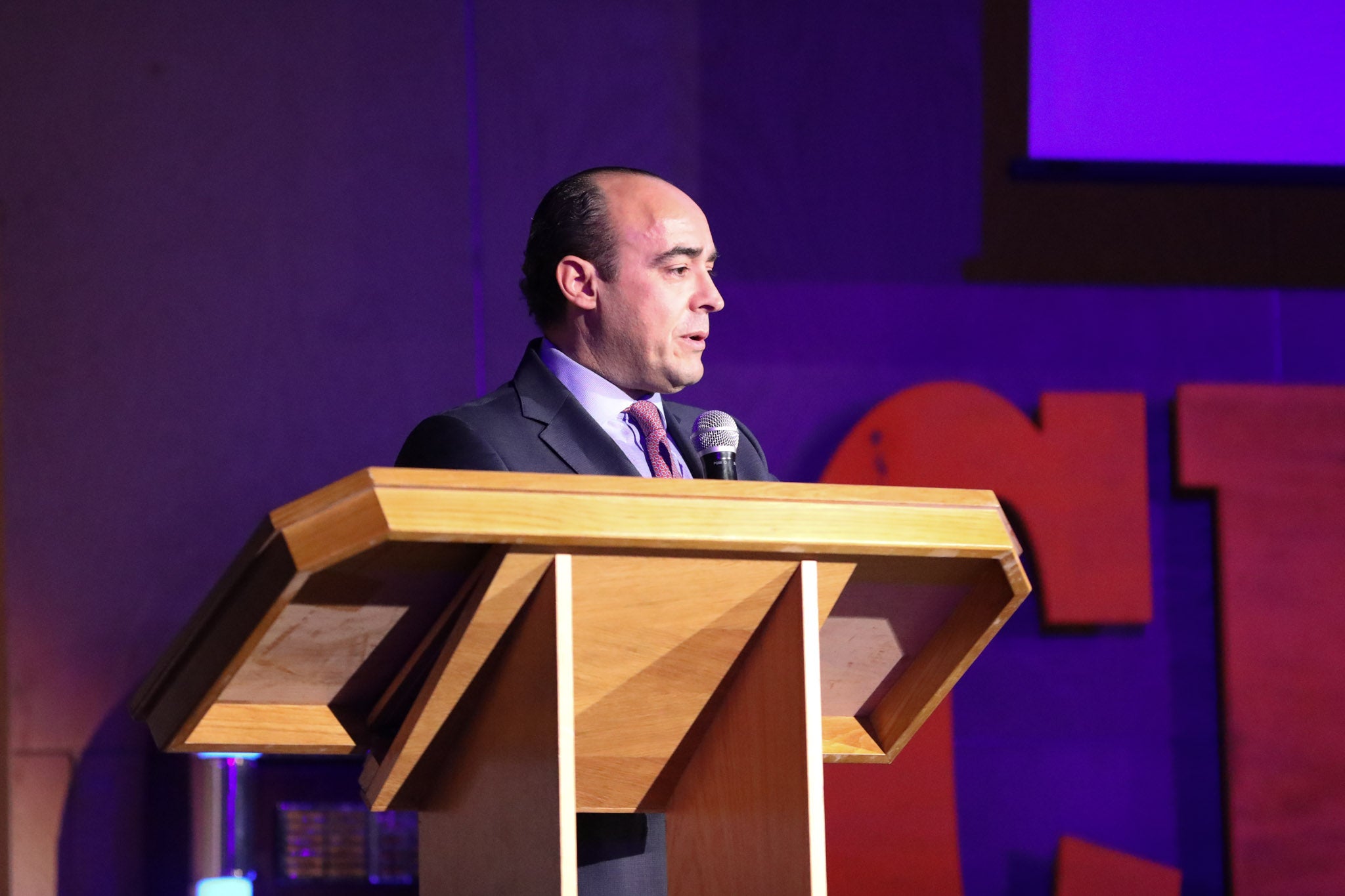 Cruz Roja Salamanca celebró ayer una accidentada XXIV edición de sus Premios Solidaridad. La gala, que fue interrumpida por una alerta de incendio que se quedó en un susto, fue presentada por el periodista y presentador de televisión Javier Gallego.