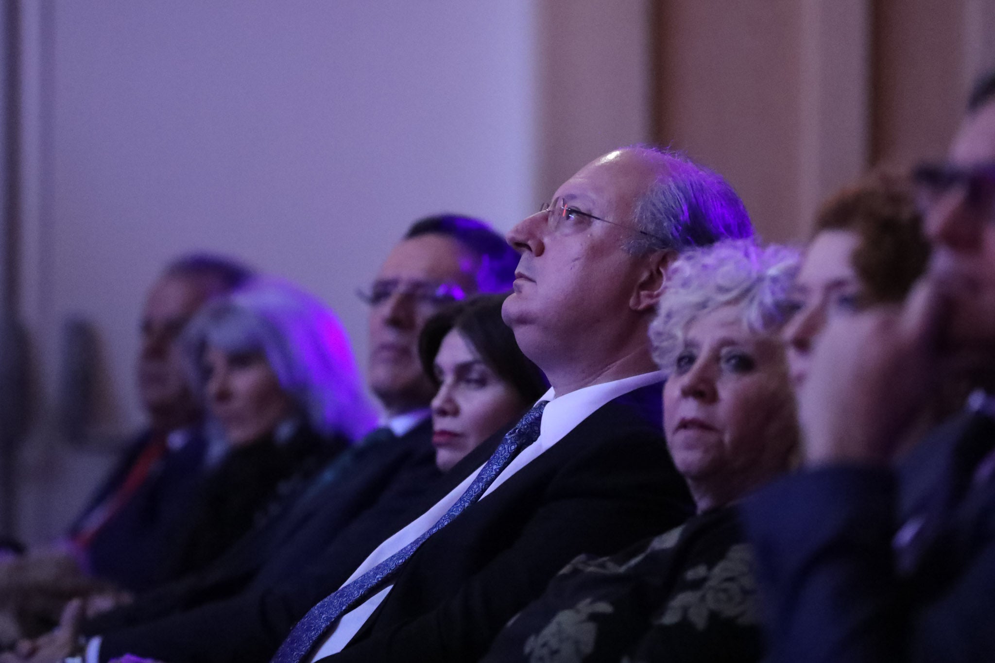 Cruz Roja Salamanca celebró ayer una accidentada XXIV edición de sus Premios Solidaridad. La gala, que fue interrumpida por una alerta de incendio que se quedó en un susto, fue presentada por el periodista y presentador de televisión Javier Gallego.