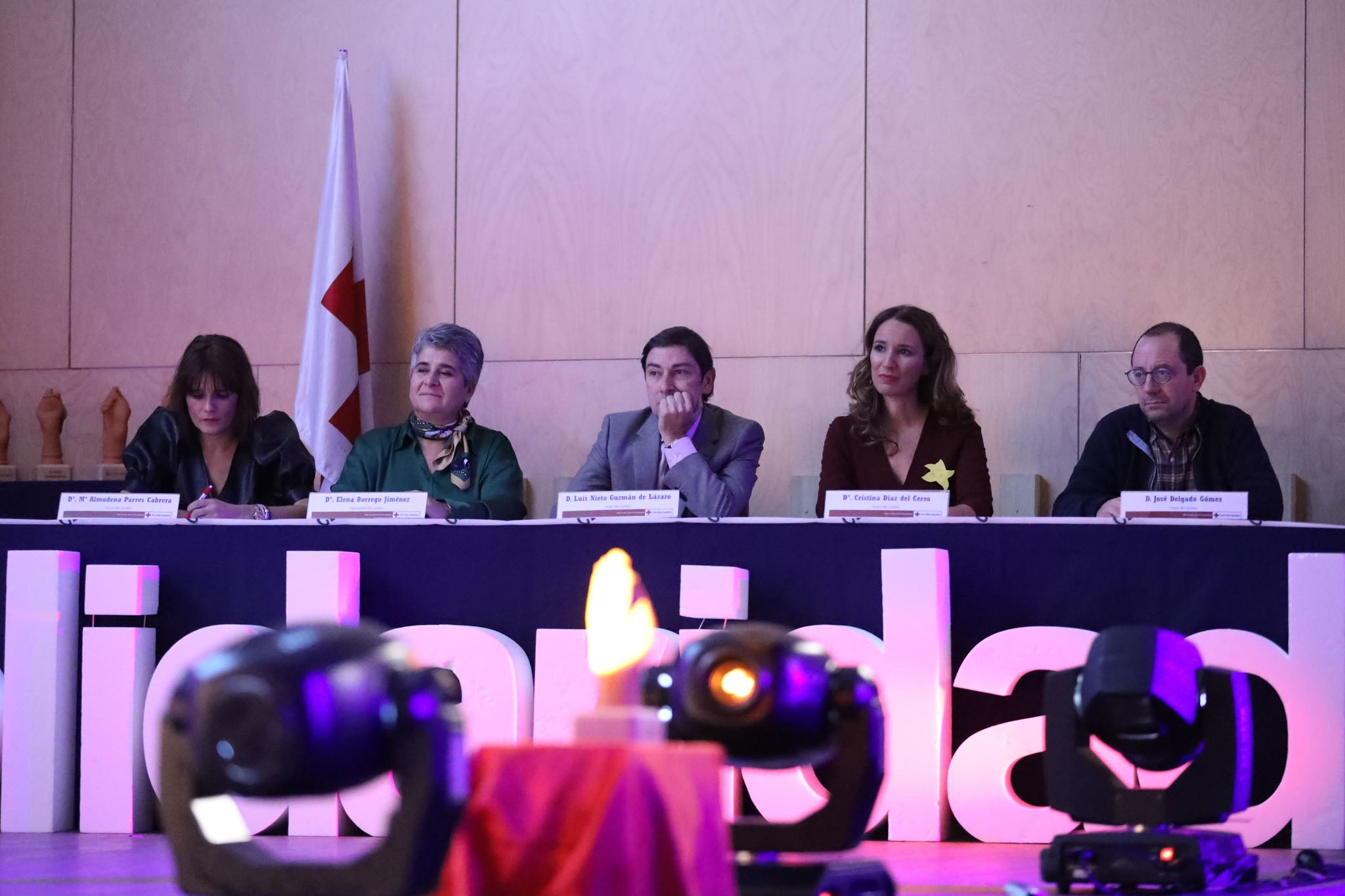 Cruz Roja Salamanca celebró ayer una accidentada XXIV edición de sus Premios Solidaridad. La gala, que fue interrumpida por una alerta de incendio que se quedó en un susto, fue presentada por el periodista y presentador de televisión Javier Gallego.