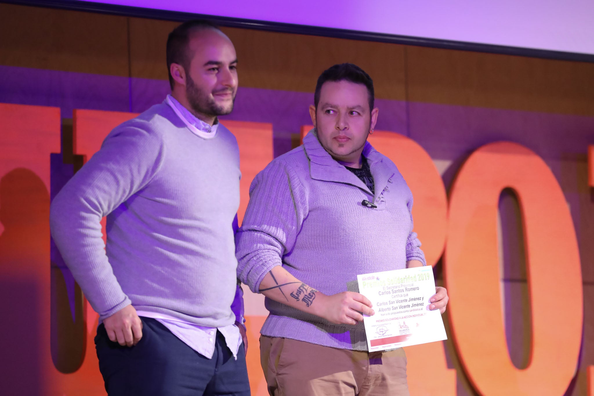 Cruz Roja Salamanca celebró ayer una accidentada XXIV edición de sus Premios Solidaridad. La gala, que fue interrumpida por una alerta de incendio que se quedó en un susto, fue presentada por el periodista y presentador de televisión Javier Gallego.