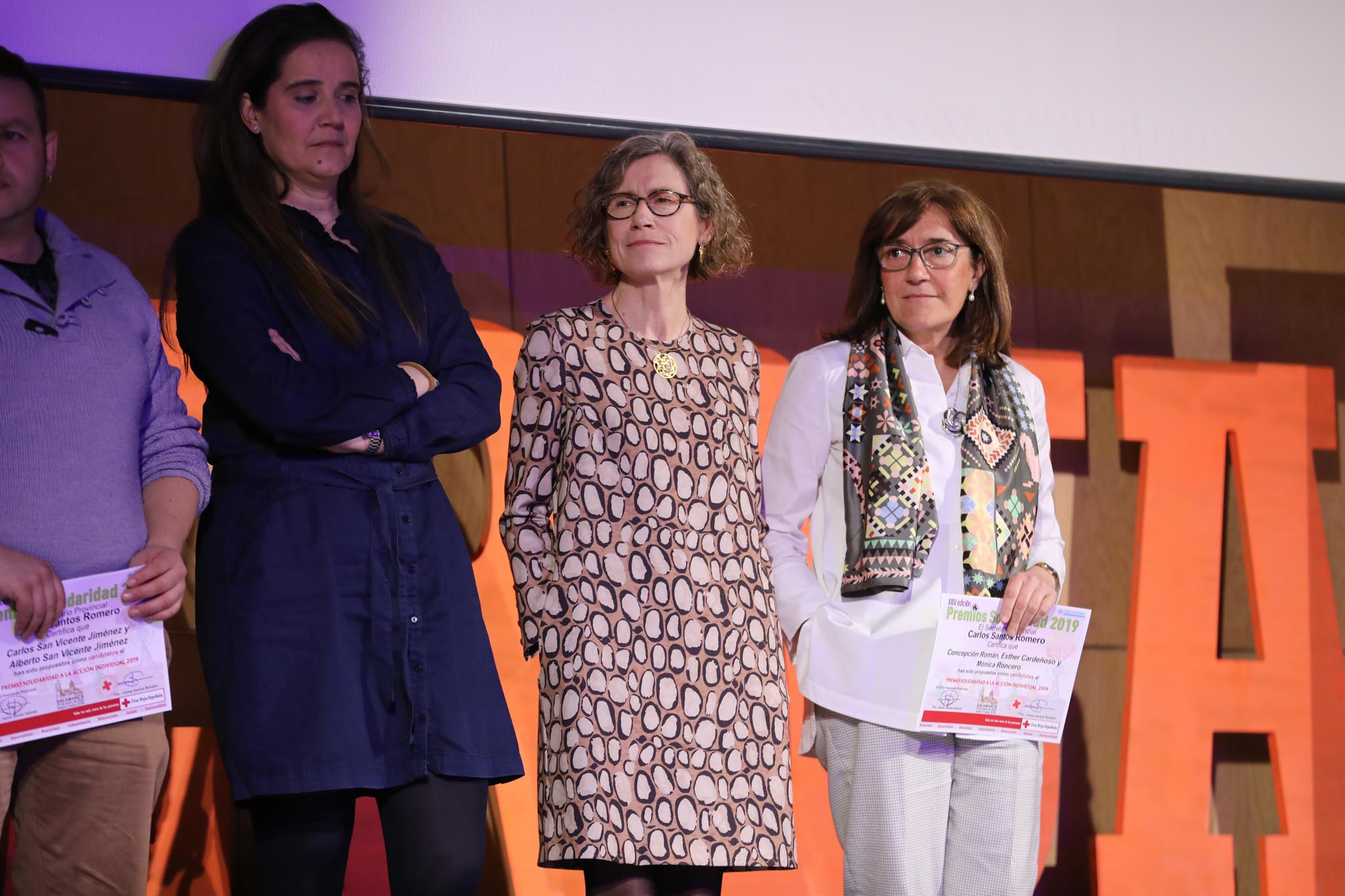 Cruz Roja Salamanca celebró ayer una accidentada XXIV edición de sus Premios Solidaridad. La gala, que fue interrumpida por una alerta de incendio que se quedó en un susto, fue presentada por el periodista y presentador de televisión Javier Gallego.