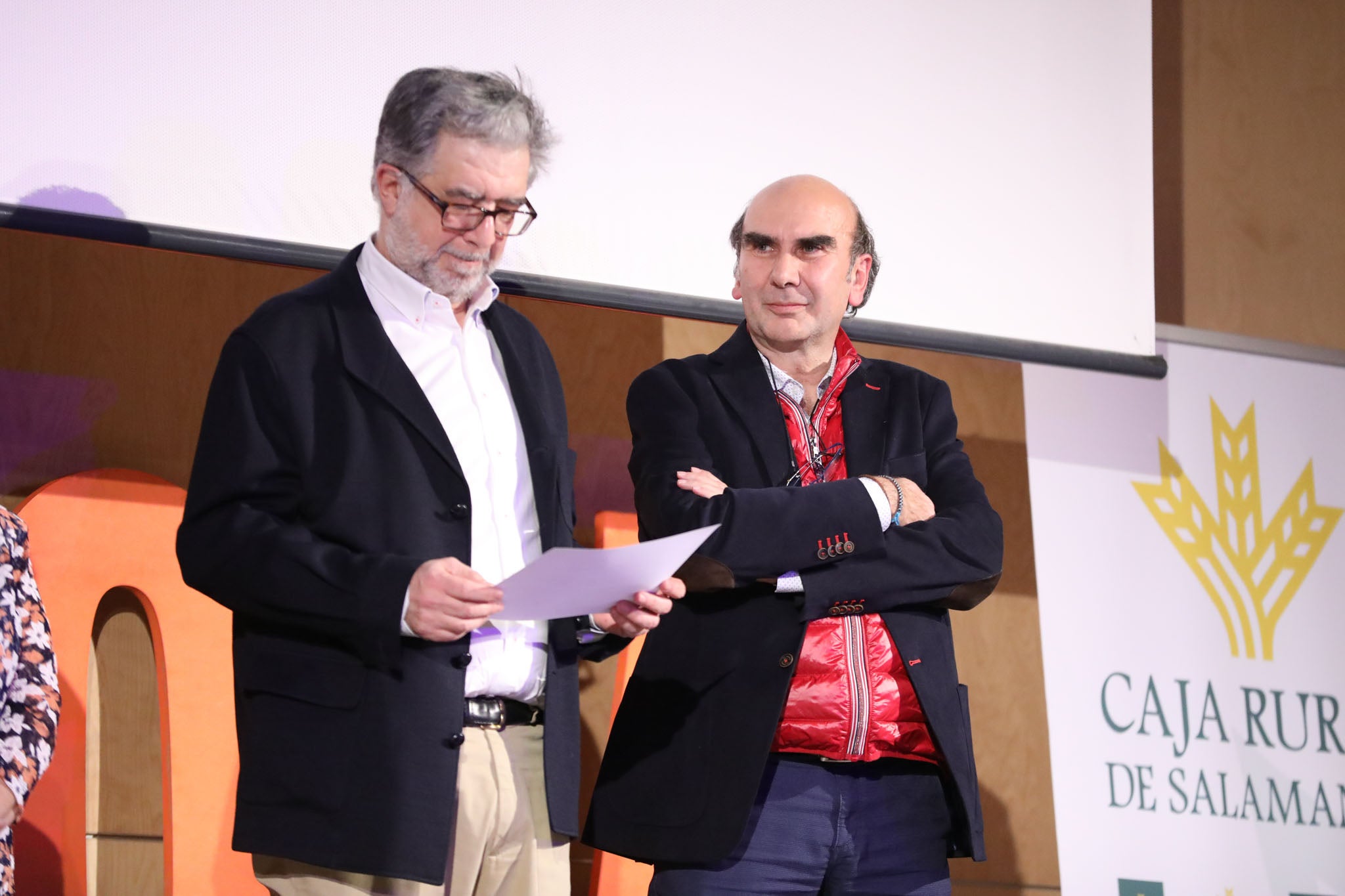 Cruz Roja Salamanca celebró ayer una accidentada XXIV edición de sus Premios Solidaridad. La gala, que fue interrumpida por una alerta de incendio que se quedó en un susto, fue presentada por el periodista y presentador de televisión Javier Gallego.