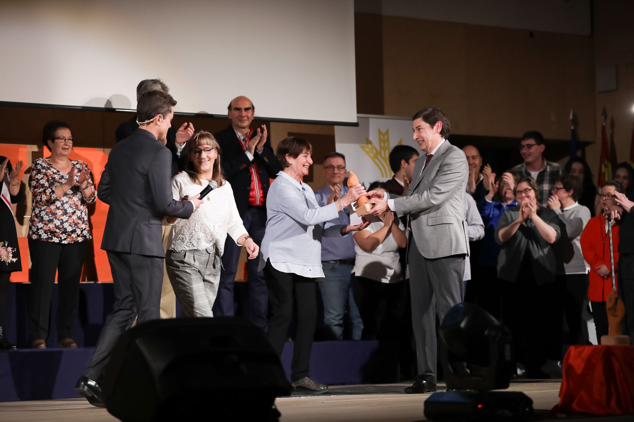 Cruz Roja Salamanca celebró ayer una accidentada XXIV edición de sus Premios Solidaridad. La gala, que fue interrumpida por una alerta de incendio que se quedó en un susto, fue presentada por el periodista y presentador de televisión Javier Gallego.