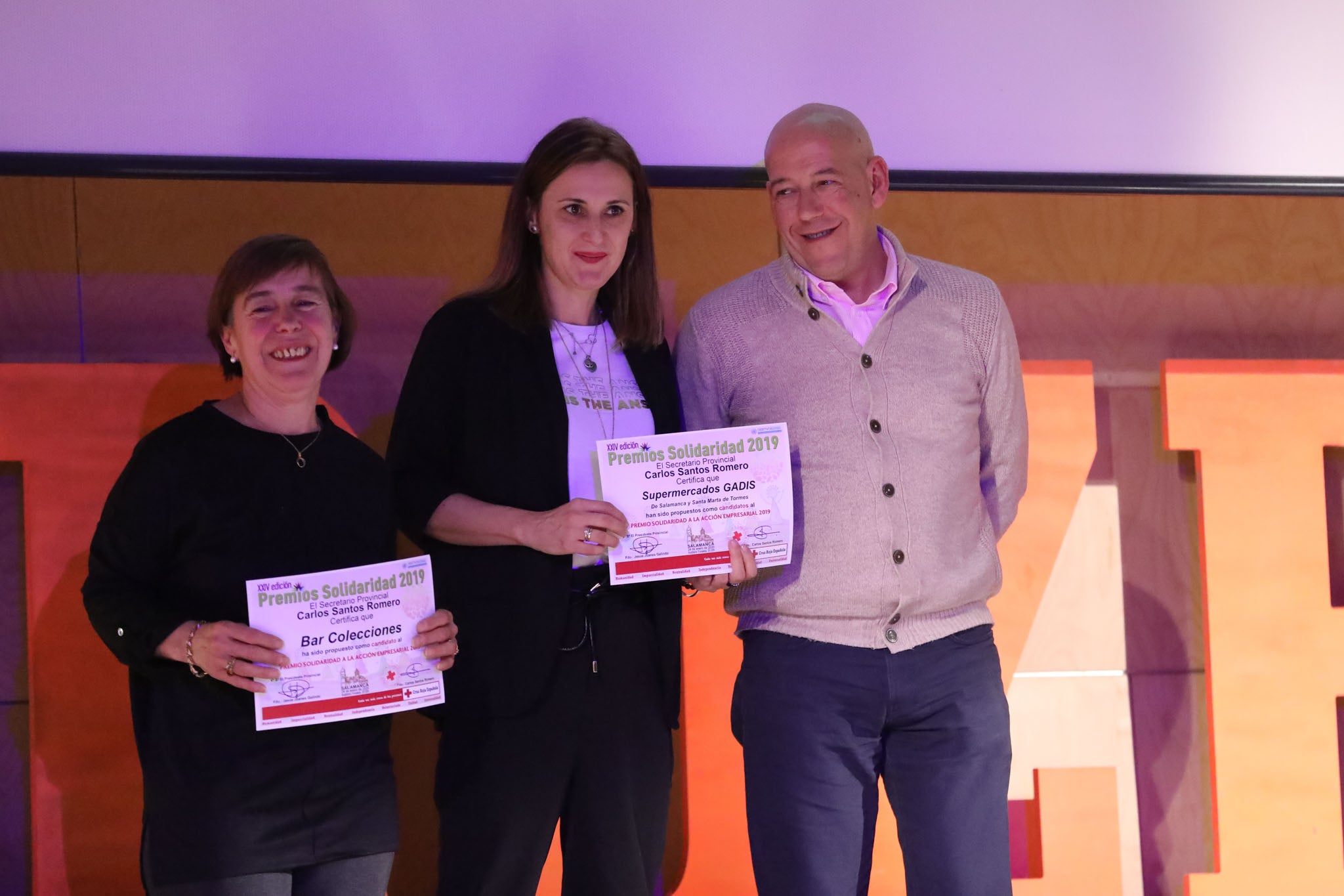 Cruz Roja Salamanca celebró ayer una accidentada XXIV edición de sus Premios Solidaridad. La gala, que fue interrumpida por una alerta de incendio que se quedó en un susto, fue presentada por el periodista y presentador de televisión Javier Gallego.