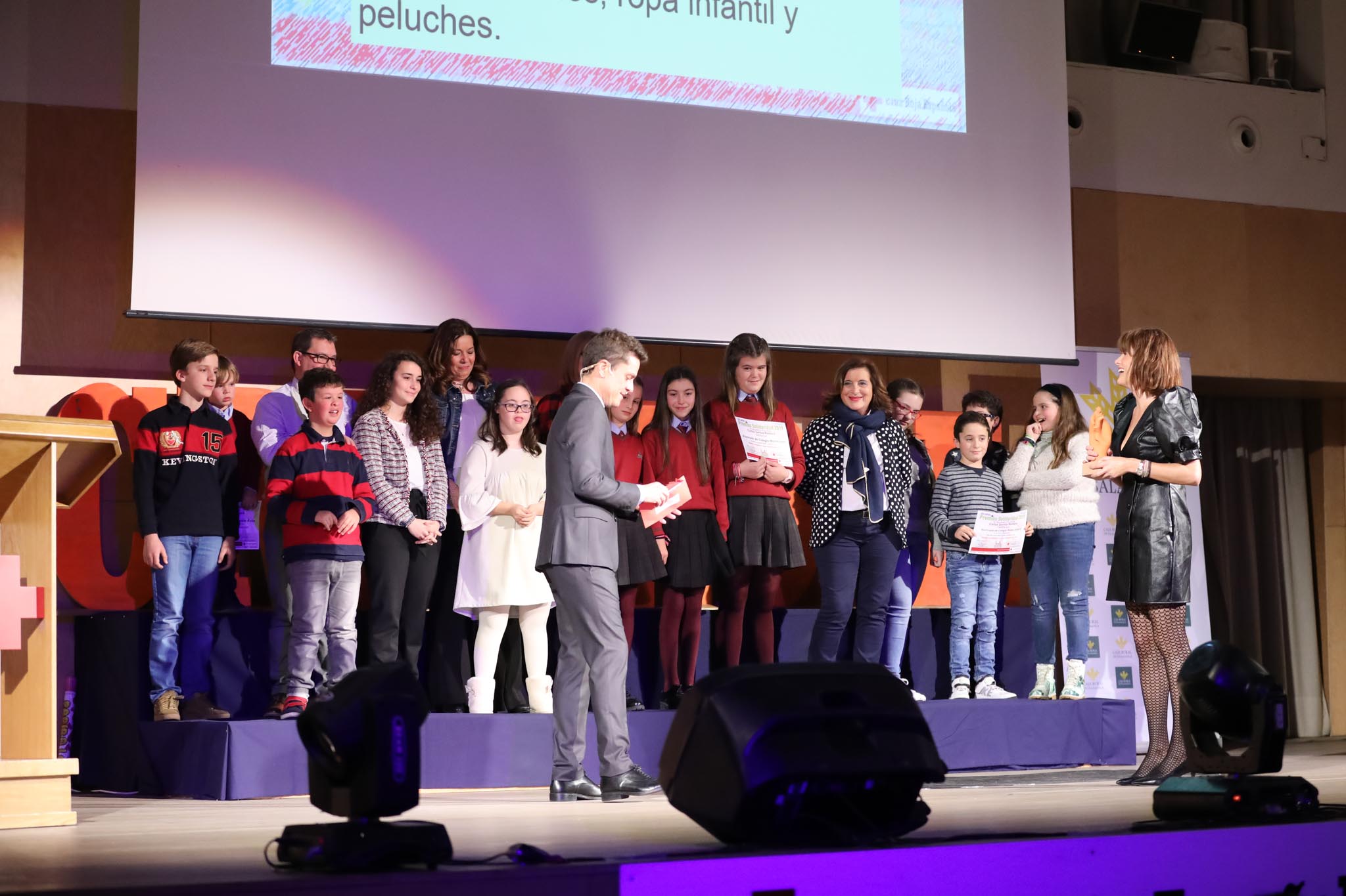 Cruz Roja Salamanca celebró ayer una accidentada XXIV edición de sus Premios Solidaridad. La gala, que fue interrumpida por una alerta de incendio que se quedó en un susto, fue presentada por el periodista y presentador de televisión Javier Gallego.