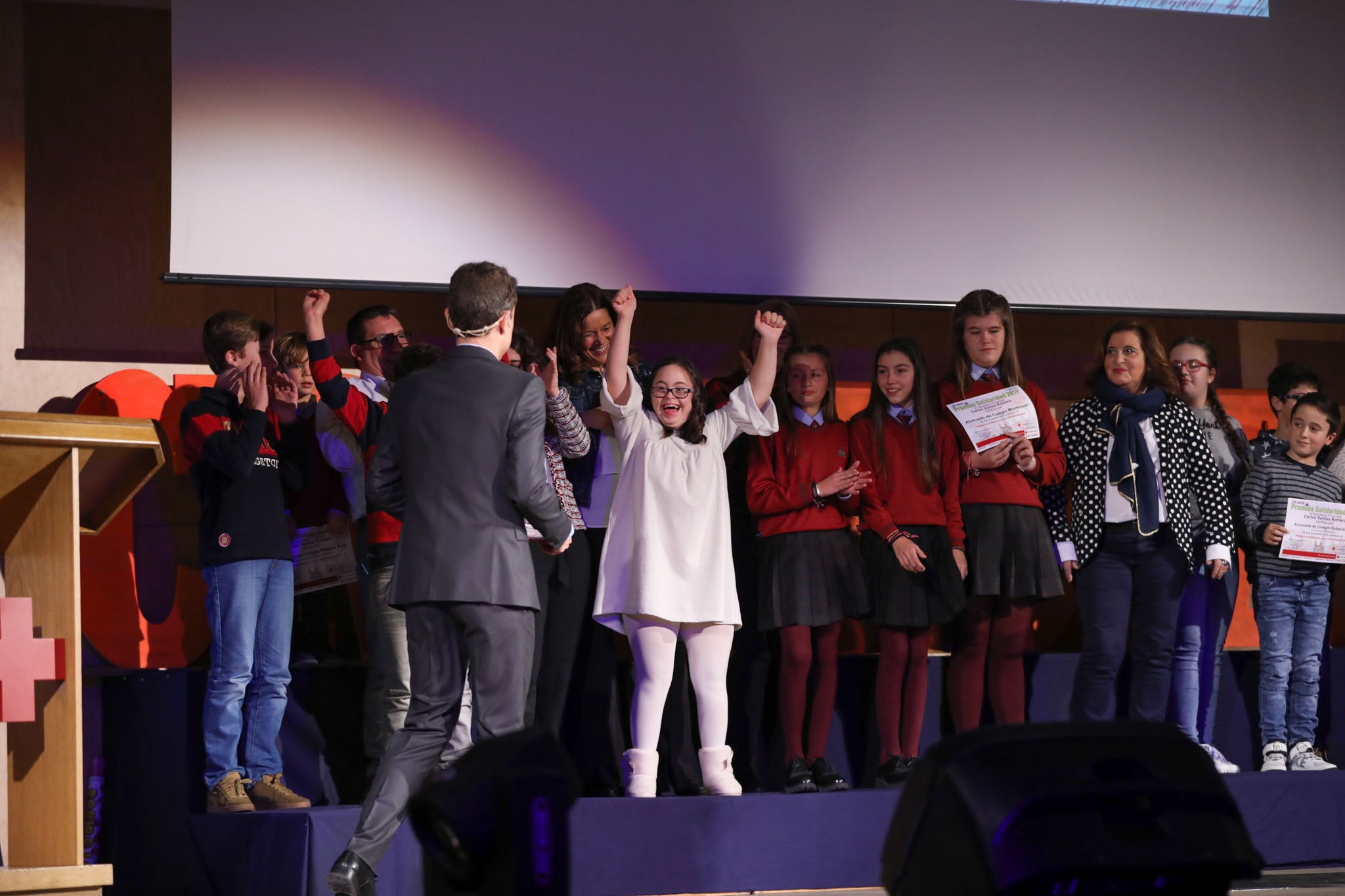 Cruz Roja Salamanca celebró ayer una accidentada XXIV edición de sus Premios Solidaridad. La gala, que fue interrumpida por una alerta de incendio que se quedó en un susto, fue presentada por el periodista y presentador de televisión Javier Gallego.