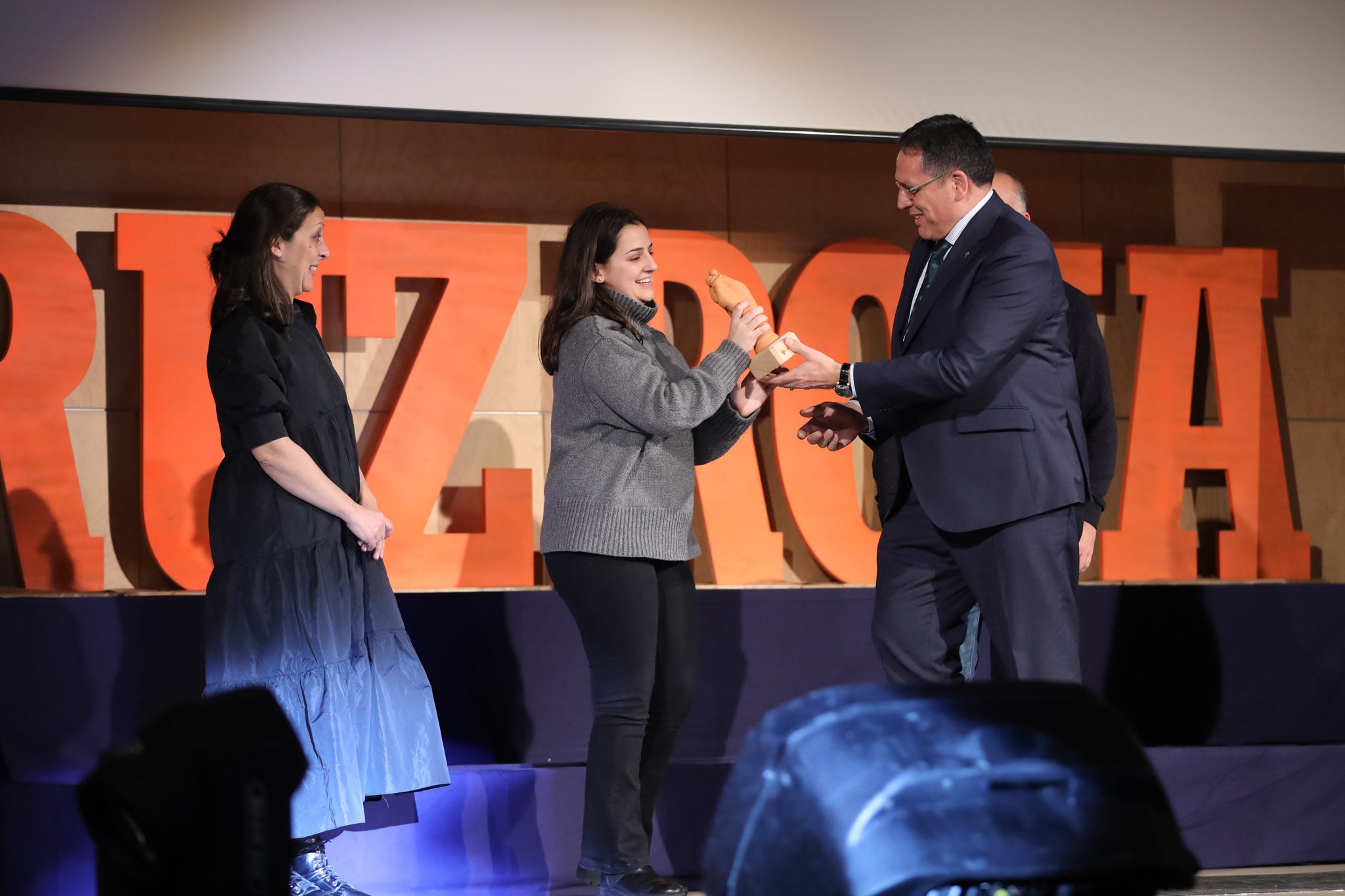 Cruz Roja Salamanca celebró ayer una accidentada XXIV edición de sus Premios Solidaridad. La gala, que fue interrumpida por una alerta de incendio que se quedó en un susto, fue presentada por el periodista y presentador de televisión Javier Gallego.