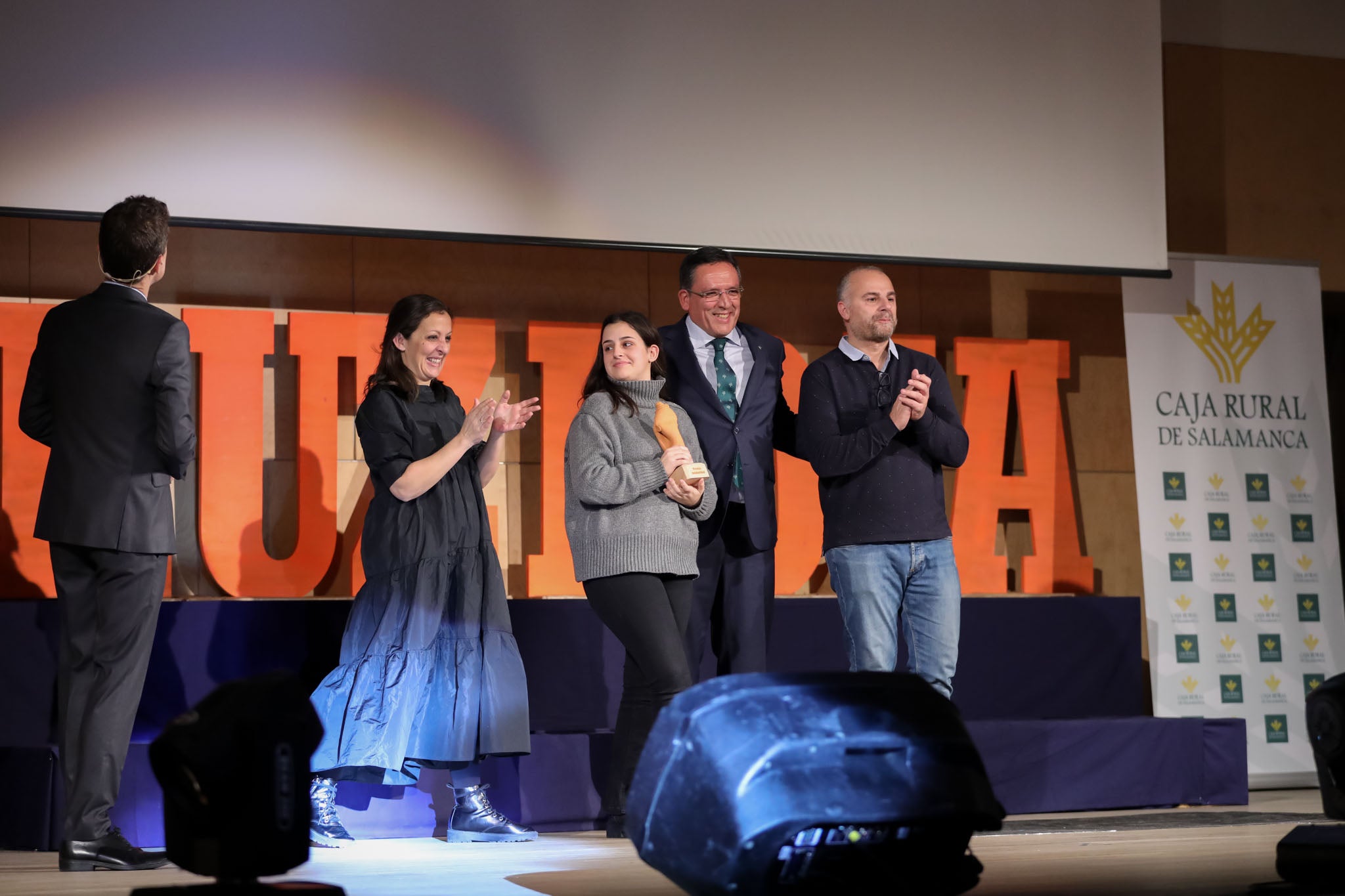 Cruz Roja Salamanca celebró ayer una accidentada XXIV edición de sus Premios Solidaridad. La gala, que fue interrumpida por una alerta de incendio que se quedó en un susto, fue presentada por el periodista y presentador de televisión Javier Gallego.