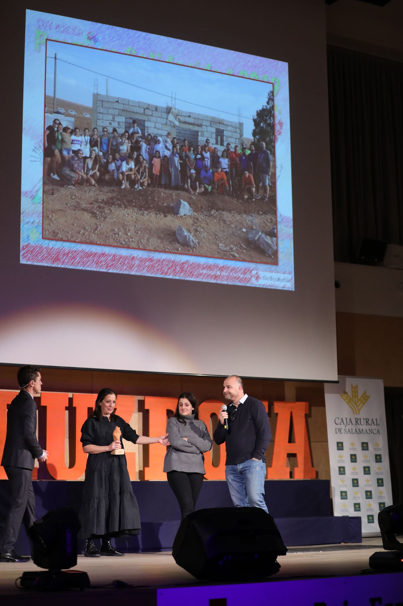 Cruz Roja Salamanca celebró ayer una accidentada XXIV edición de sus Premios Solidaridad. La gala, que fue interrumpida por una alerta de incendio que se quedó en un susto, fue presentada por el periodista y presentador de televisión Javier Gallego.